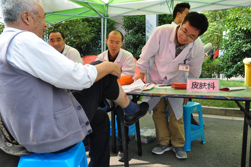 临床第一党支部重阳节开展“关爱健康、爱在社区”义诊活动